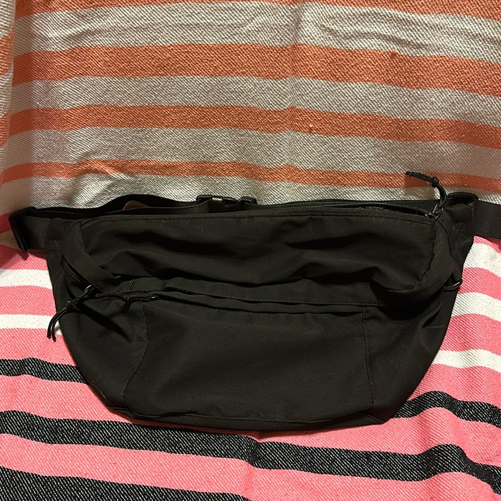 Large capacity belt bag